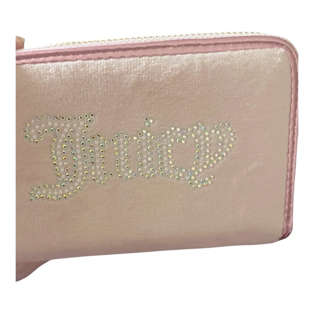 NWT-JUICY COUTURE-SOFT PINK ZIP AROUND WALLET-RHINESTONE SHIMMER “JUICY” FRONT